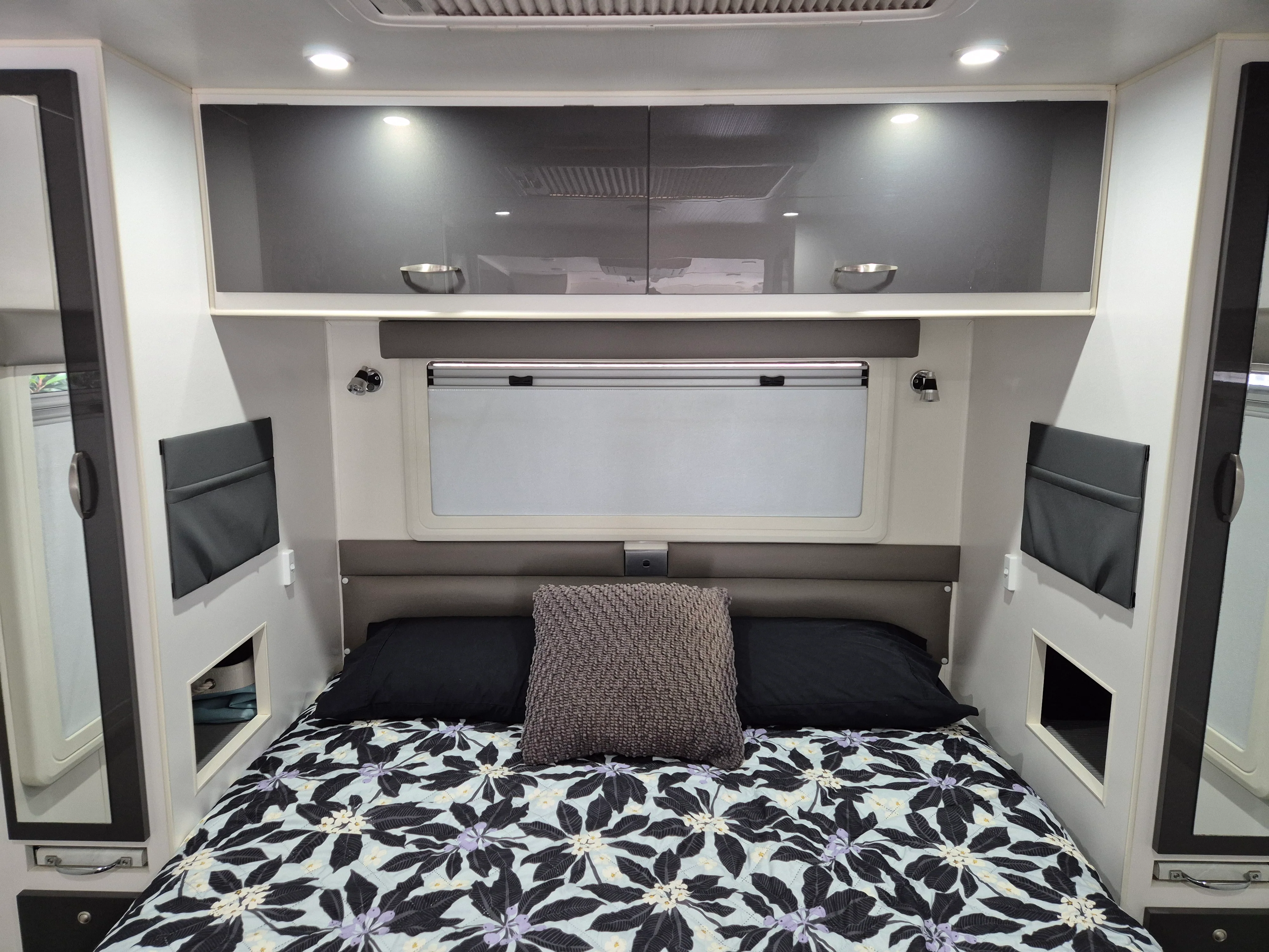 Vinyl Caravan Wall Storage Pocket - Image 9